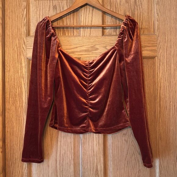 ASTR THE LABEL Vanya Velvet Ruched Sleeve Top - Picture 7 of 10
